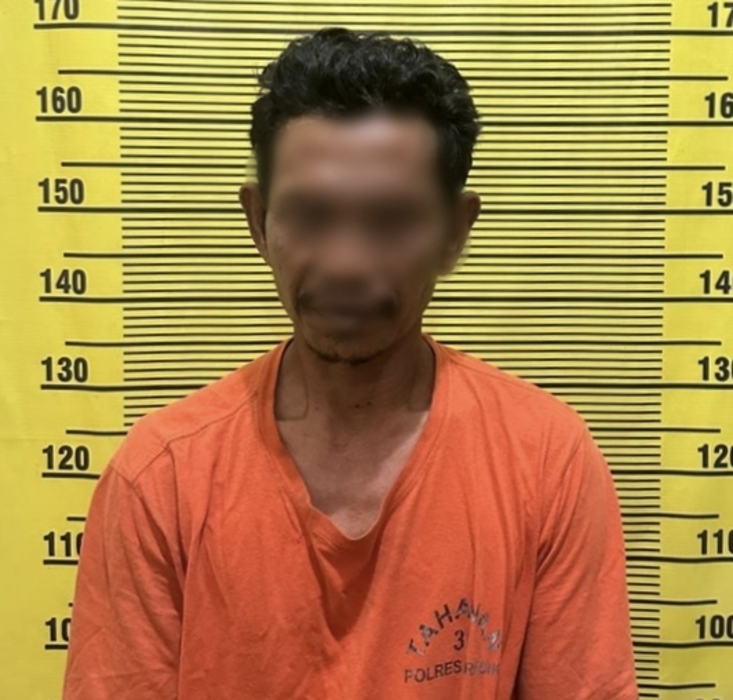 DIAMANKAN: Tersangka kasus pencabulan inisial AM saat diamankan anggota Unit PPA Satreskrim Polres Gresik.