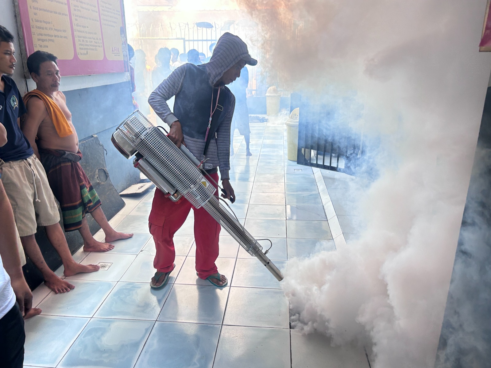 FOGING: Petugas saat melakukan fogging di seluruh area Rutan Kelas IIB Gresik untuk mencegah penyebaran Demam Berdarah.