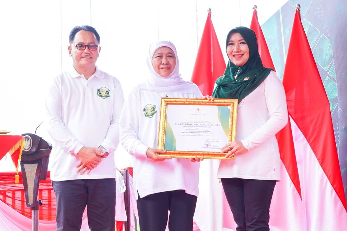 Khofifah Indar Parawansa, Gubernur Jawa Timur menyerahkan apresiasi kepada Ning Lia Istifhama