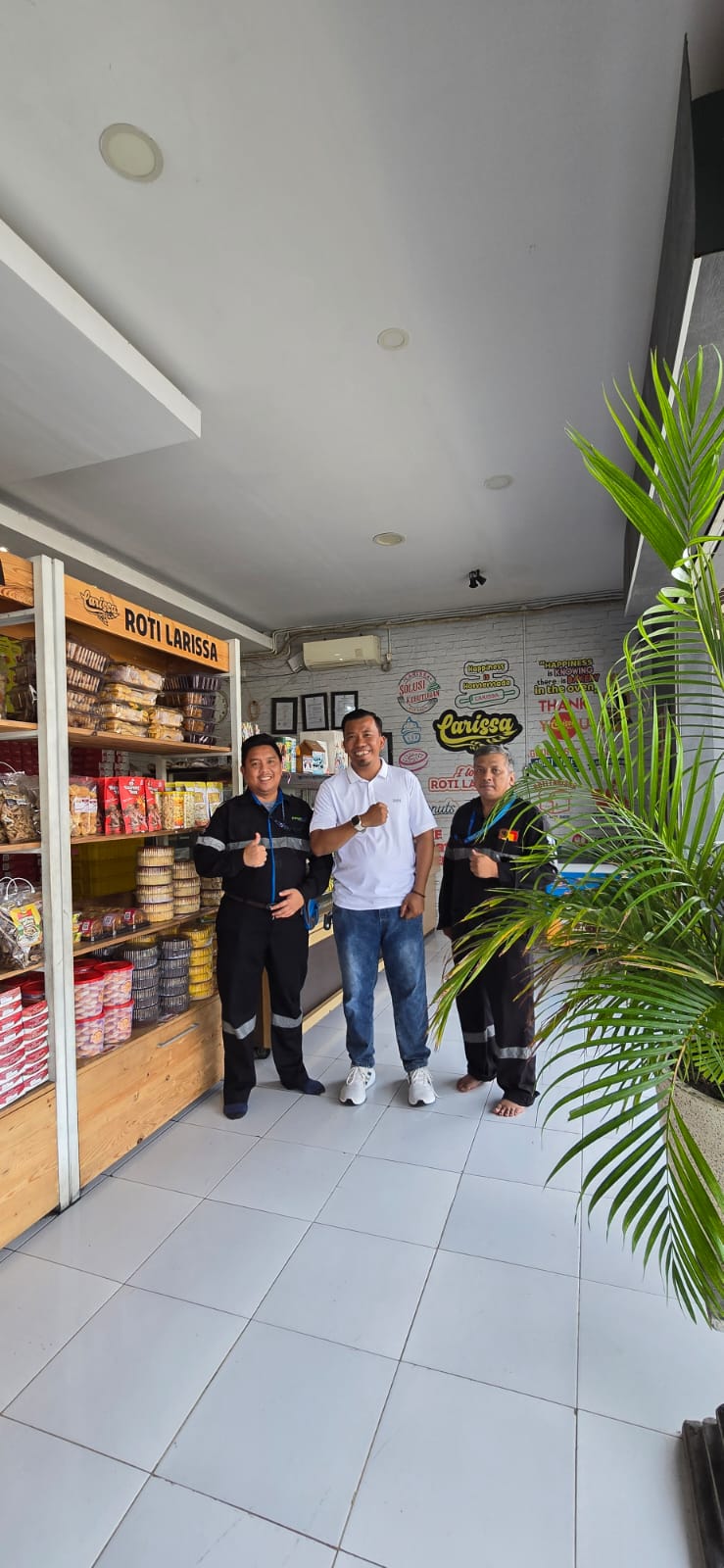 Pemilik sekaligus owner Larissa Bakery, Muhammad Adi Kurniawan (tengah)