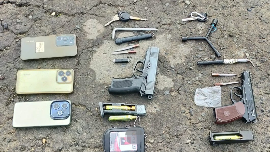 DIAMANKAN : Barang bukti senjata api jenis airsoft gun dan kunci T yang digunakan para pelaku curanmor saat diamankan polisi.