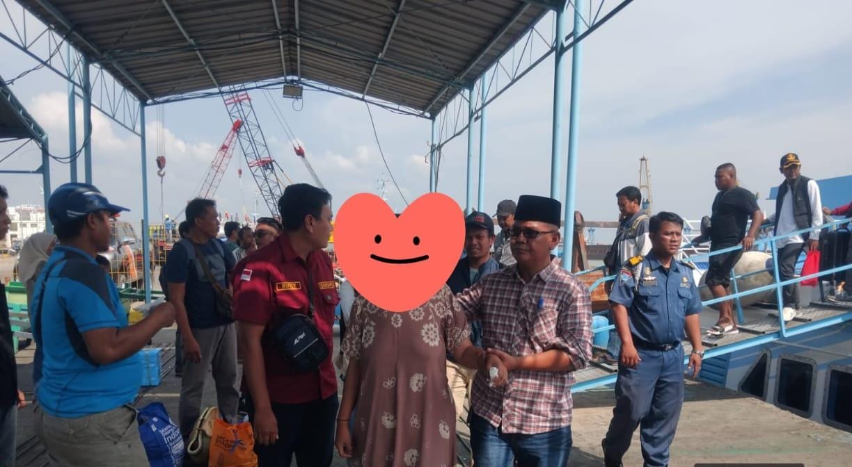 PENANGAN : Pekerja Sosial Ahli Muda Dinsos Gresik, Alfi Arianto saat penanganan ODGJ di Gresik .