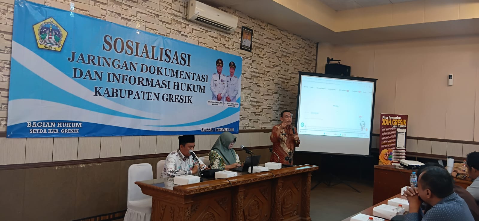 SOSIALISASI : Kabag Hukum Setda Kabupaten Gresik, M. Rum Pramudya saat memberikan sosialisasi kepada perangkat desa