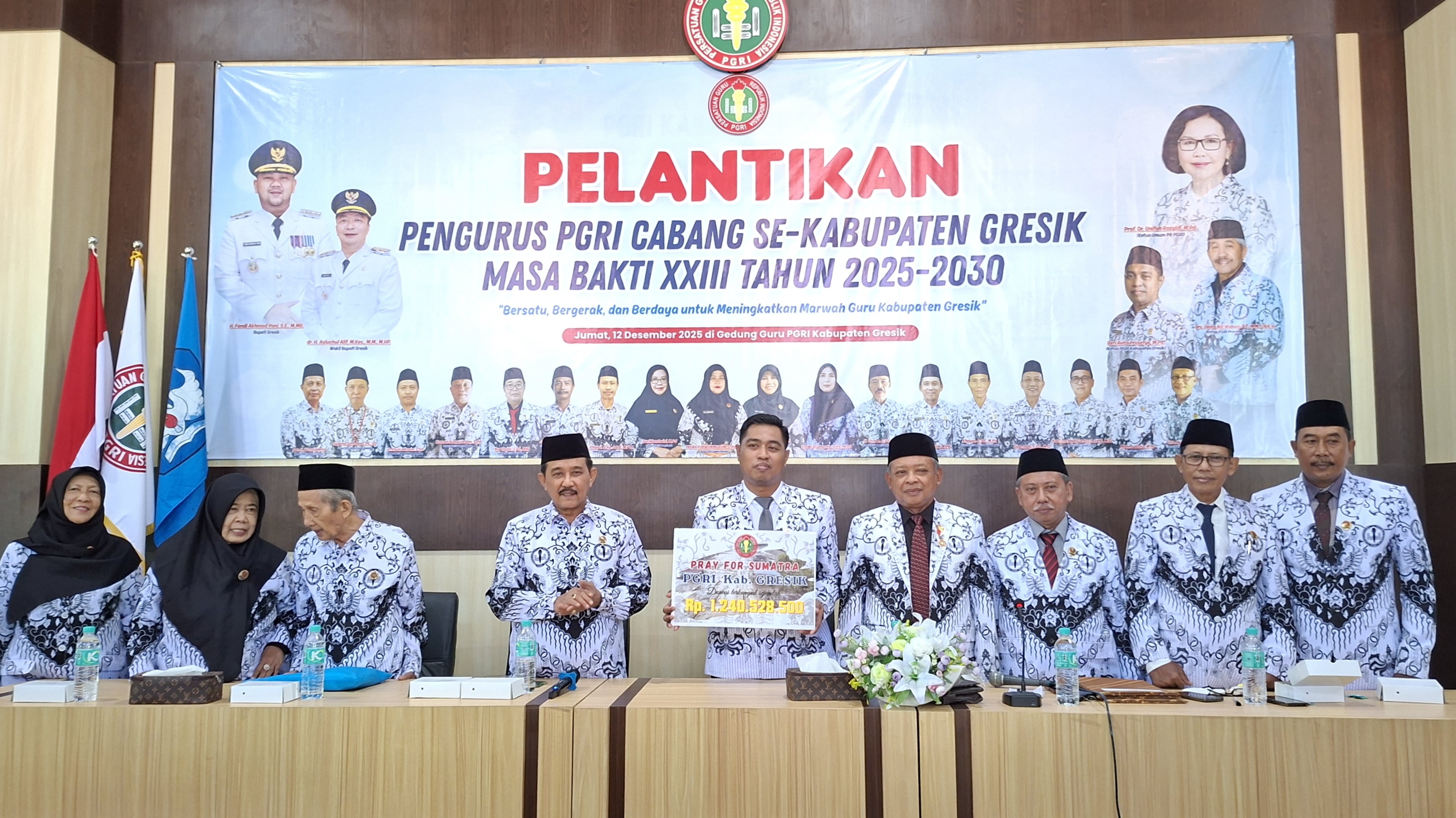 PGRI Kabupaten Gresik mengumpulkan donasi untuk korban bencana alam di Aceh dan Sumatera.