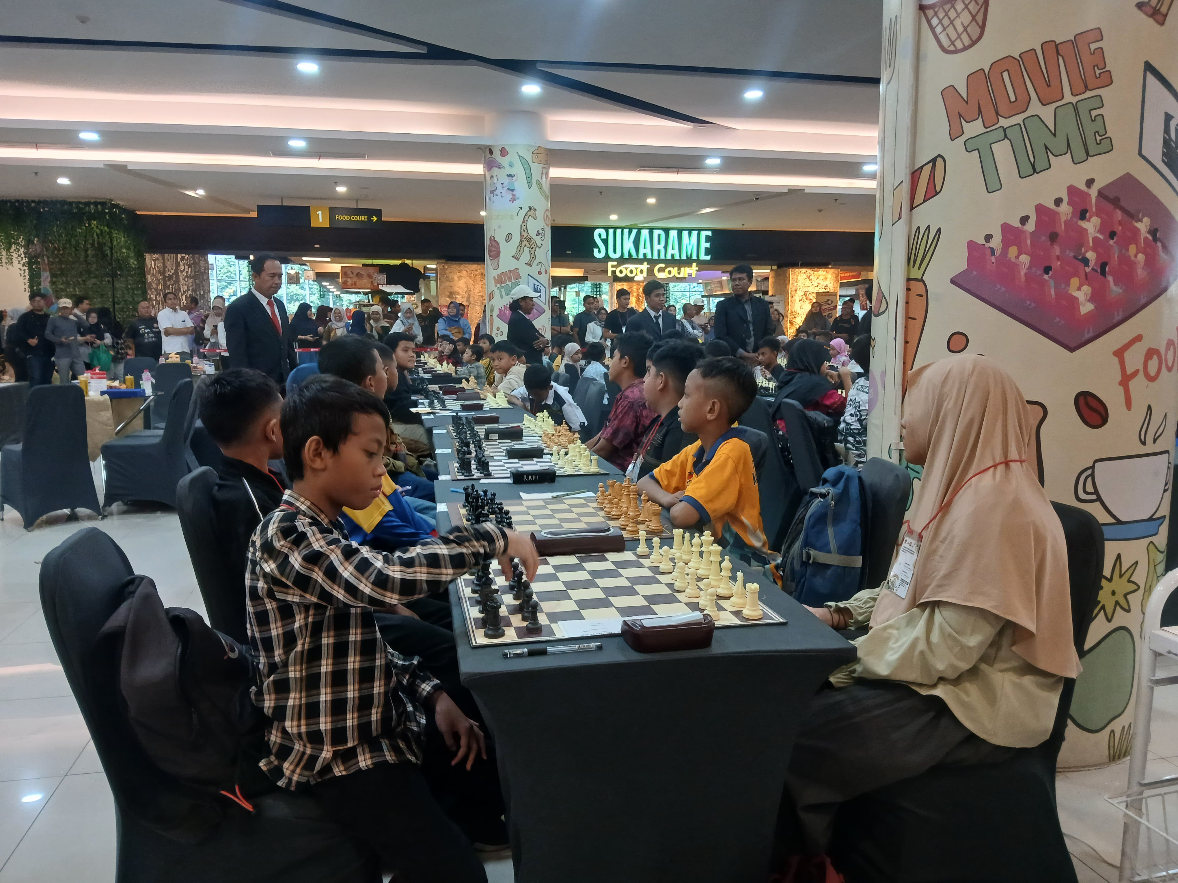 FOKUS : Para peserta fokus dalam mengikuti turnamen catur tersebut.