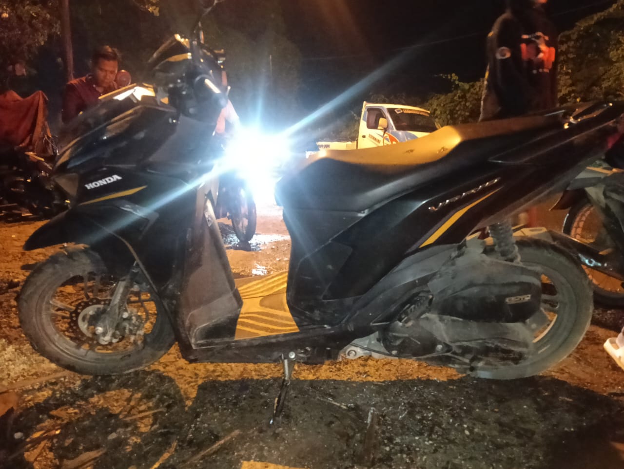 DIAMANKAN : Kendaraan sepeda motor milik korban kecelakaan terlindas Dump Truk di Jalan Raya Daendels, Desa Sambipondok Kecamatan Sidayu, Gresik.saat dievakuasi ke Mapolsek Sidayu.