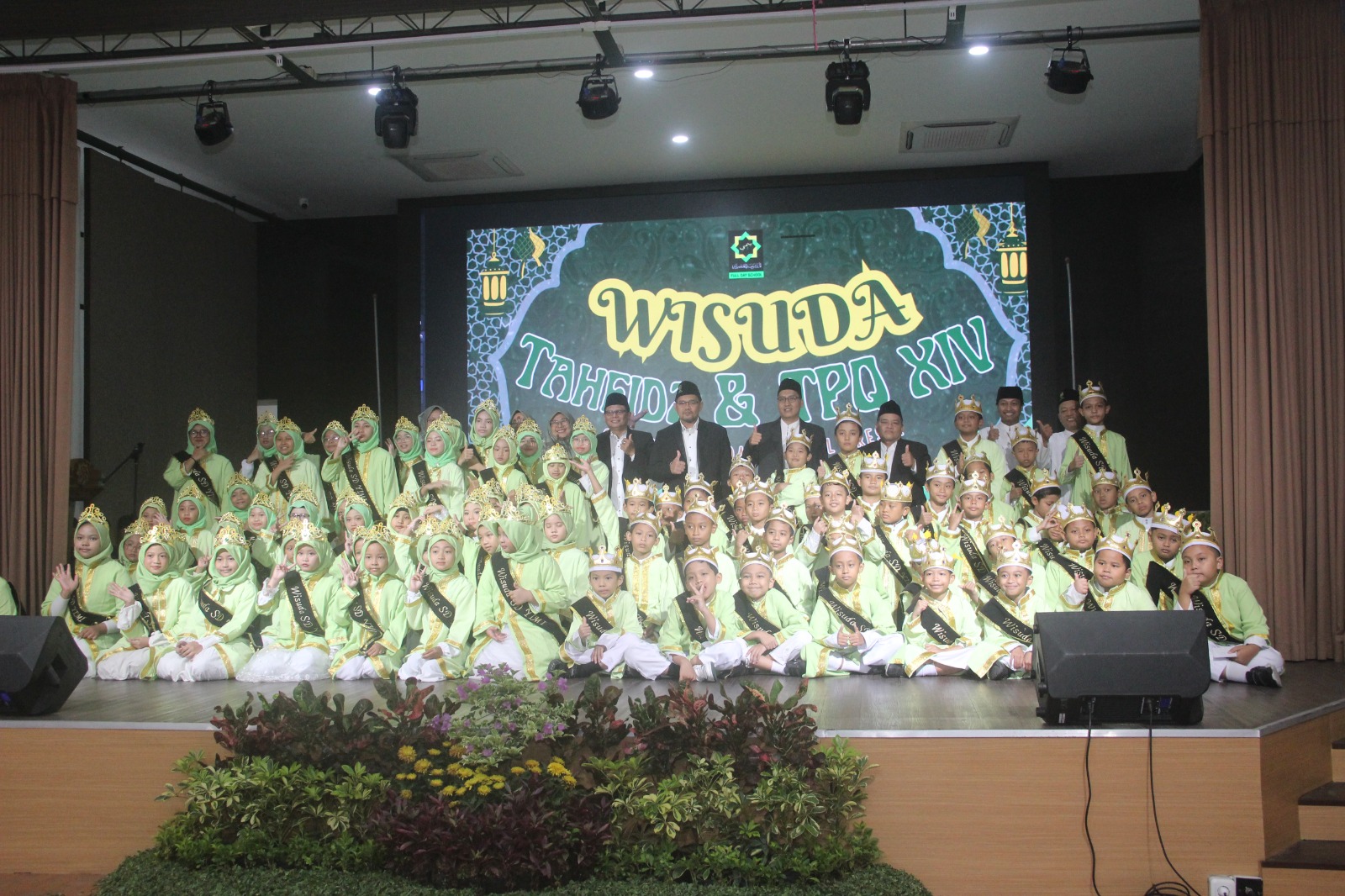 Para wisudawan SD YIMI Full Day School berfoto bersama usai acara.