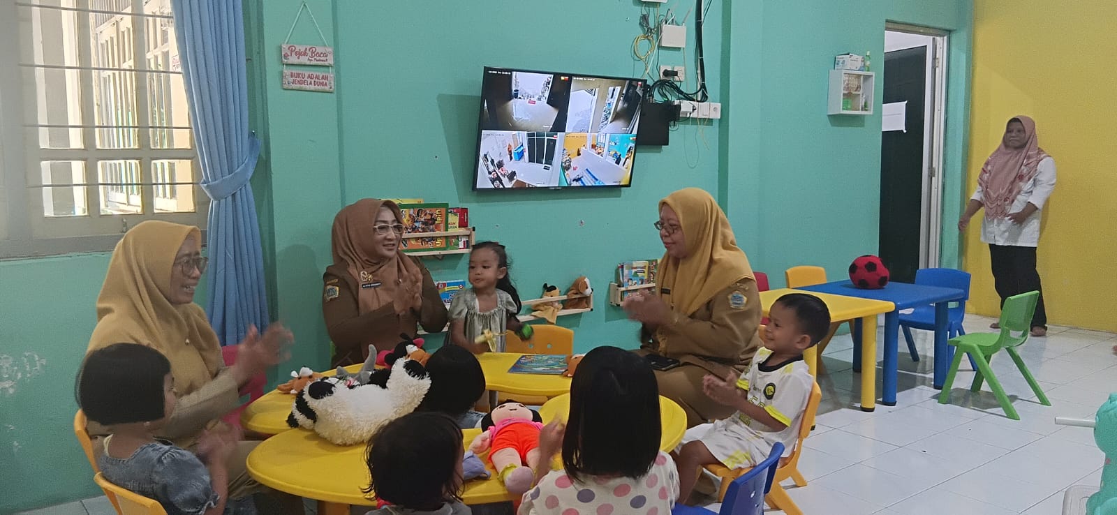 BERMAIN: Kepala Dinas KBPPPA Gresik, dr. Titik Ernawati menemani anak-anak sambil bermain.