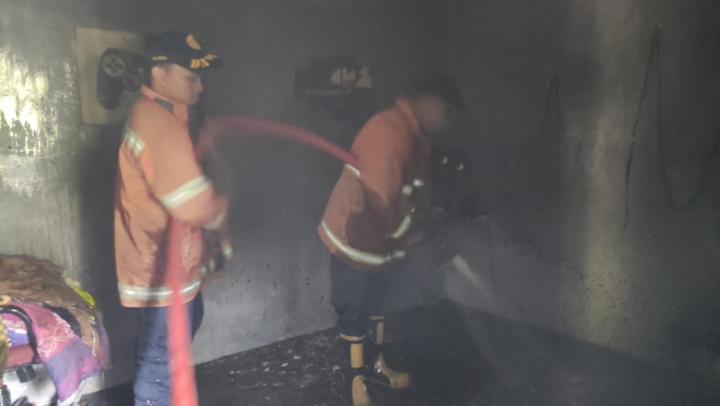 PEMADAMAN: Petugas Damkar Gresik saat melakukan pemadaman api di sebuah rumah warga di Dusun Bangun Rejo, Desa Mojopuro Gede, Kecamatan Bungah, Gresik.