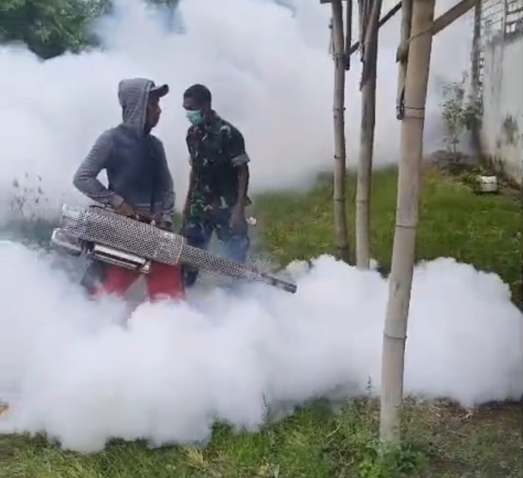 FOGGING: Anggota TNI melakukan fogging di Kecamatan Duduksampeyan Gresik.