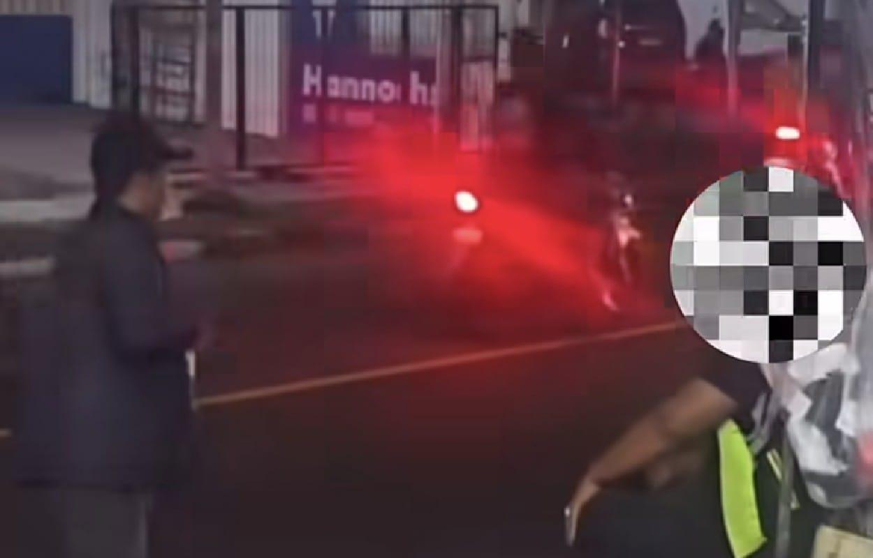 TURUN LANGSUNG: Tim Raimas Kalamunyeng Sat Samapta Polres Gresik turun langsung merespon aduan warga terkait keberadaan juru parkir liar di wilayah Kecamatan Gresik.