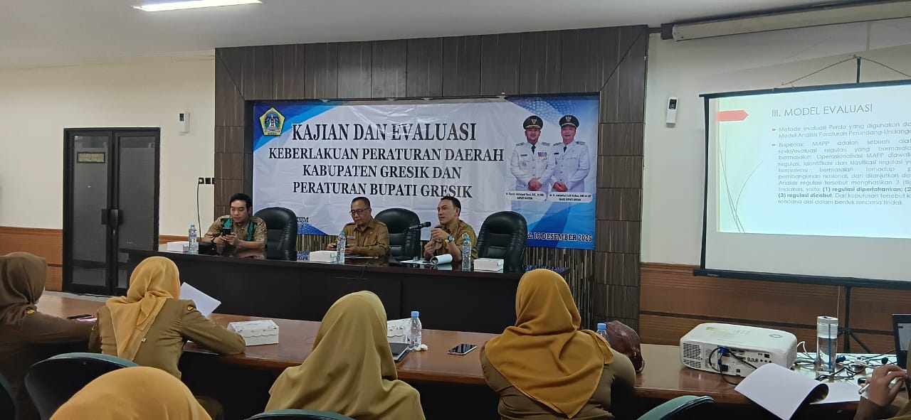 PENGKAJIAN: Sekretaris Daerah (Sekda) Gresik Achmad Washil Miftahul Rachman, Ketua DPRD Gresik M. Syahrul Munir, Dekan Fakultas Hukum Universitas Narotama Surabaya Rusdianto saat rapat.