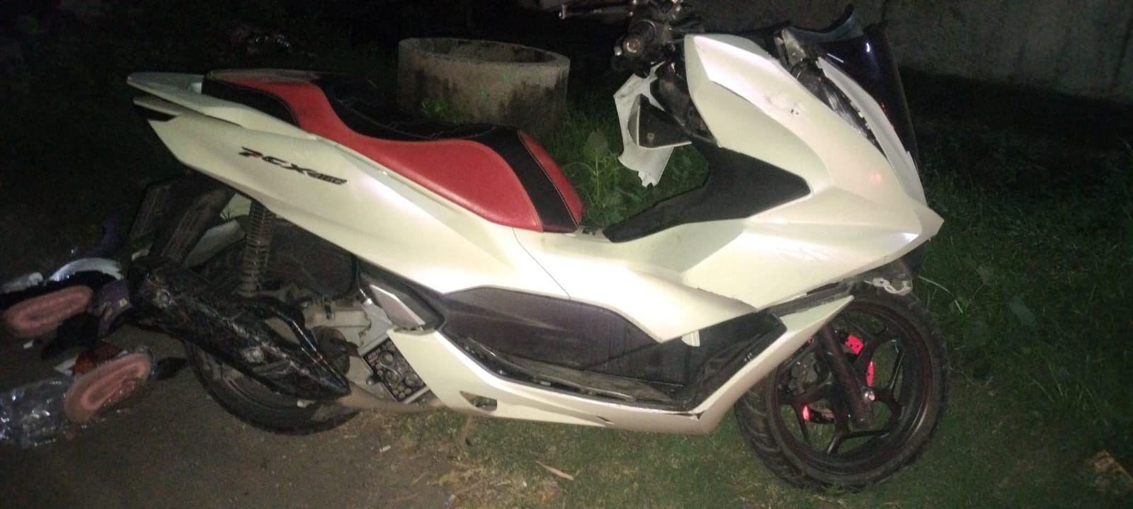 RINGSEK: Kondisi sepeda motor korban ringsek usai terlibat kecelakaan maut di Jalan Raya Larangan, Kecamatan Driyorejo, Kabupaten Gresik.