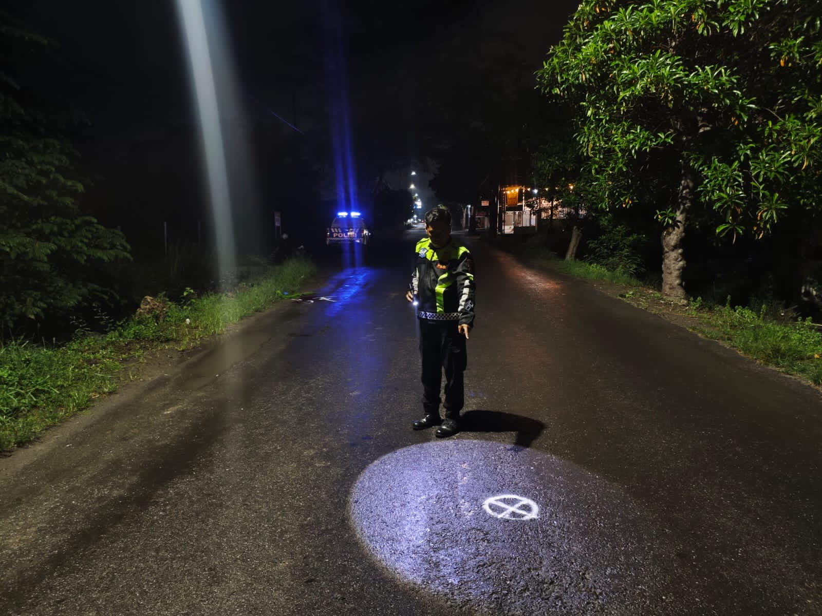 OLEH TKP: Anggota Unit Laka Satlantas Polres Gresik saat melakukan olah TKP kecelakaan lalulintas di Jalan Raya Kh Syafi&rsquo;i, Desa Dahanrejo Kecamatan Kebomas Gresik.