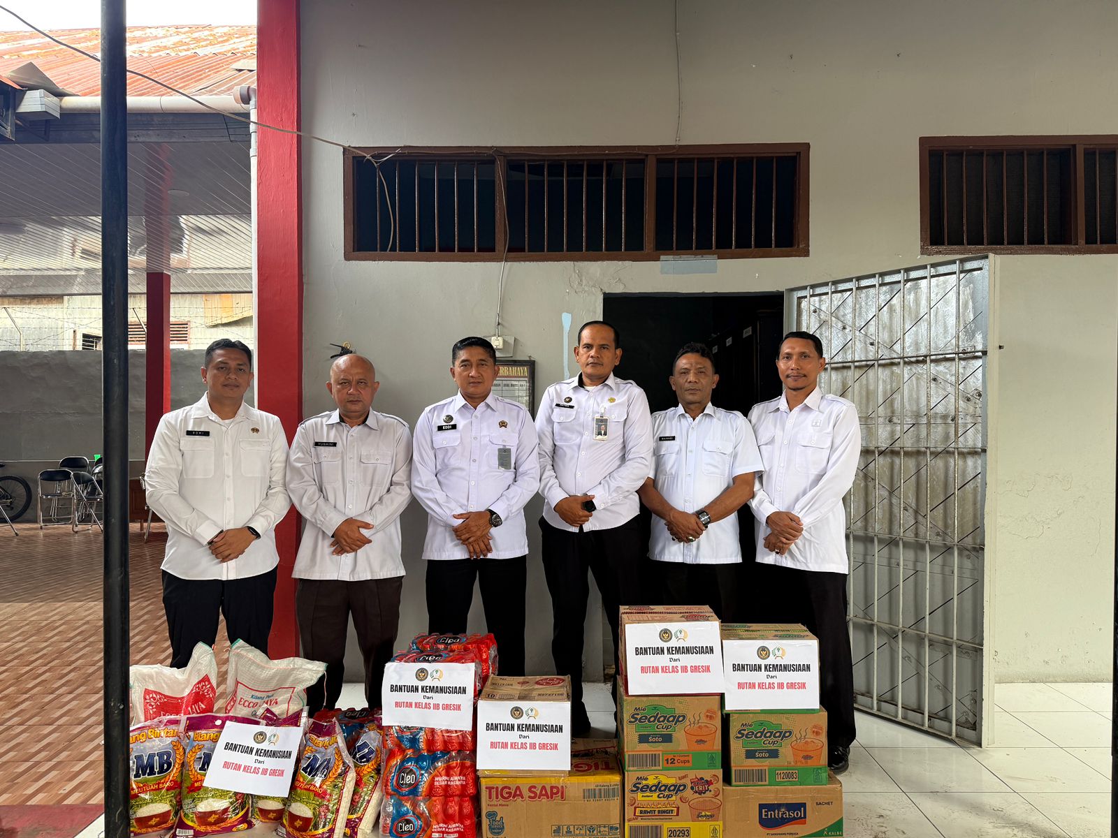 SALURKAN BANTUAN: Rutan Kelas IIB Gresik turut berpartisipasi dalam donasi kemanusiaan bagi UPT pemasyarakatan terdampak banjir bandang di wilayah Aceh, Sumatera Utara, dan Sumatera Barat.