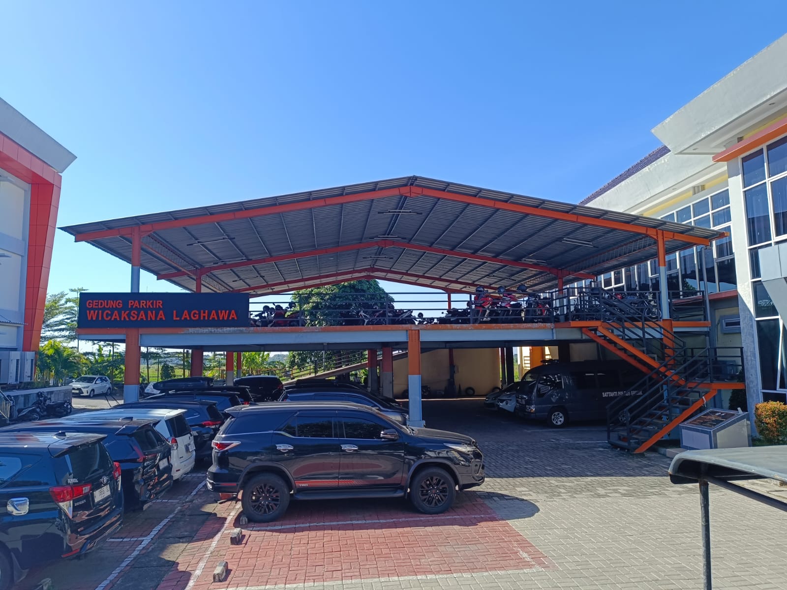 PARKIR GRATIS: Polres Gresik menyediakan tempat parkir bagi masyarakat yang ingin menitipkan kendaraannya secara gratis di Gedung Parkir Wicaksana Laghawa selama libur Nataru.