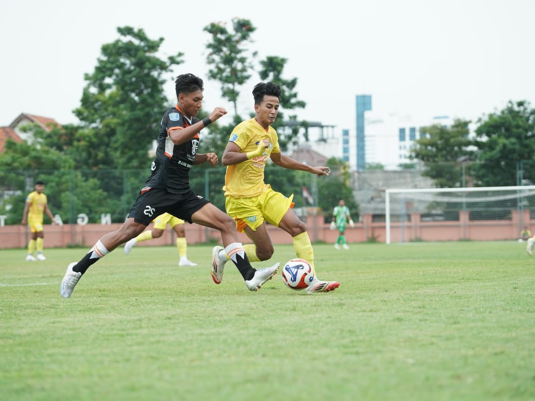 BERTANDING : Pemain Gresik United yang terus melakukan perlawanan kepada pemain Perseden Denpasar.