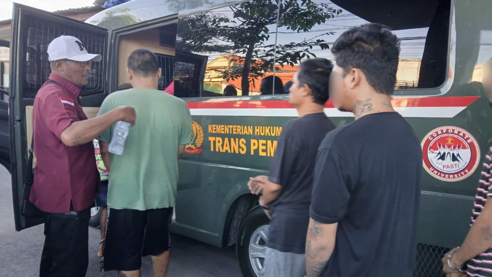 DILAYAR: Sebanyak 12 warga binaan Rutan Kelas IIB Gresik saat proses pemindahan (dilayar) menuju ke Lapas Narkotika Pamekasan dengan pengawalan ketat.