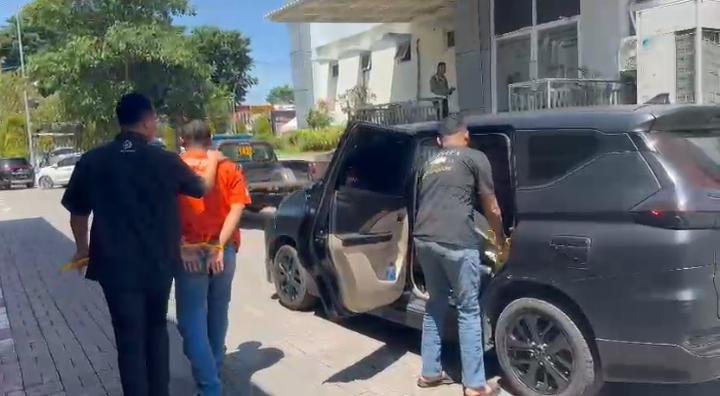 DIAMANAKAN : Anggota Unit Tindak Pidana Tertentu (Tipiter) Satreskrim Polres Gresik menganakan empat orang pengelola sebuah aplikasi dengan nama Geomatel -Data R4 telat bayar di Mapolres Gresik.