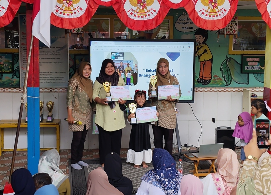 SEKOLAH HEBAT: Suasana pembagian rapor dan penganugerahan Dhaward di TK DWP Kedanyang.