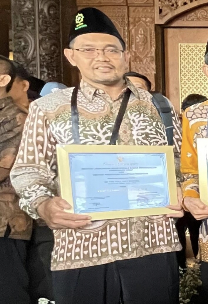 Kepala SD YIMI Abdul Adhim usai meraih penghargaan Adiwiyata Nasional di TMII Kamis (11/12) lalu.