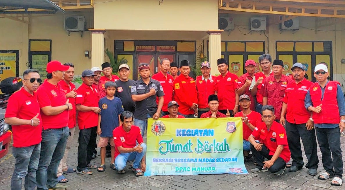 KOMPAK: Anggota Madas Sedarah Gresik tetap solid dalam kegiatan sosial.