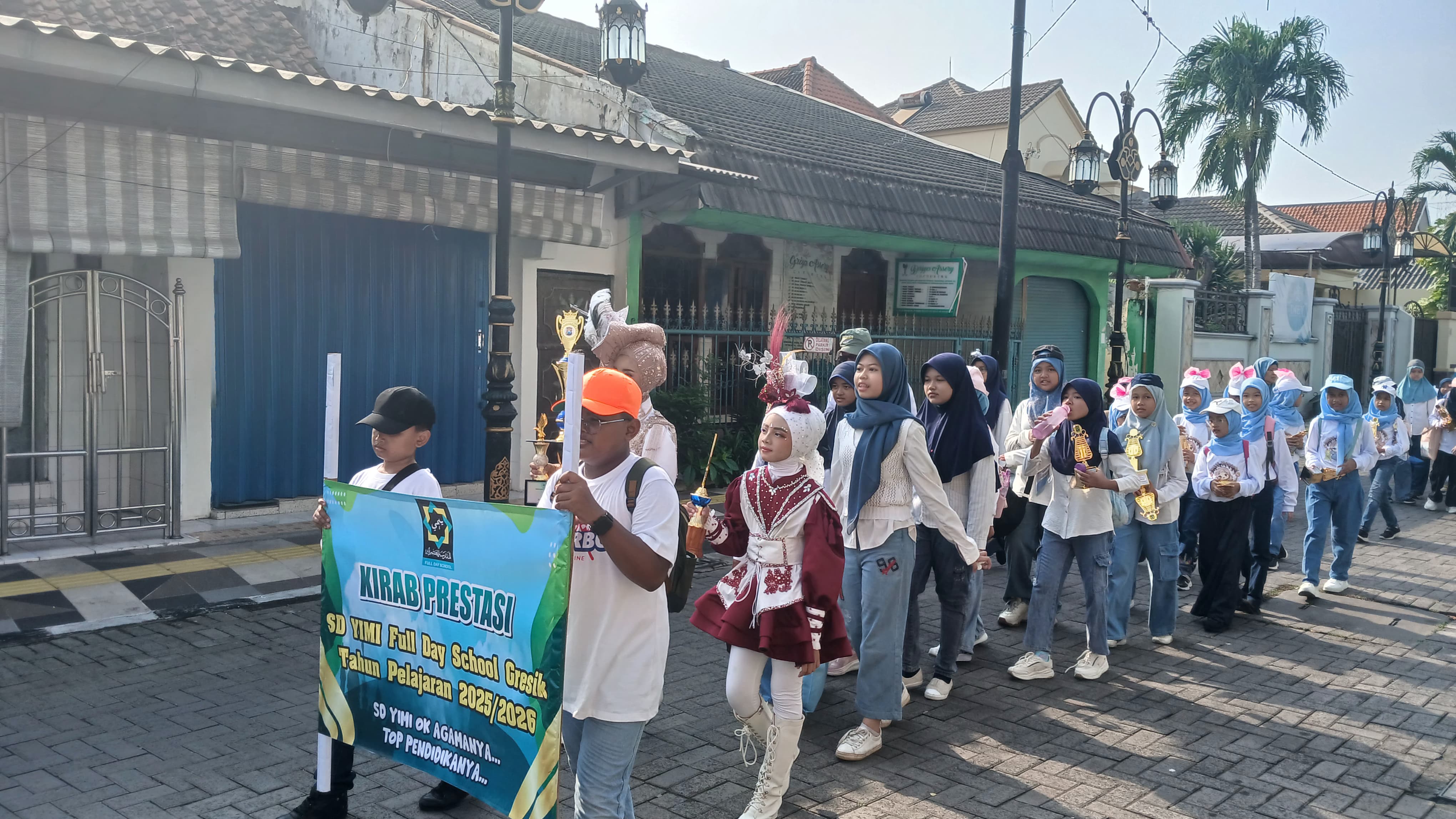 Barisan prestasi menyapa Gresik! Ratusan siswa SD YIMI Gresik tumpah ruah dalam Kirab Prestasi menuju Alun-Alun Gresik.