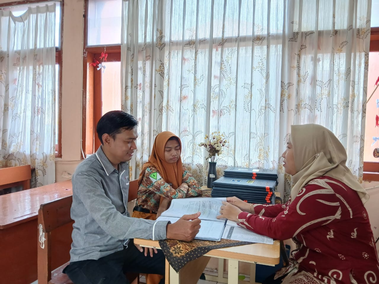 AMBIL : Gerakan Ayah Ambil Rapot berjalan di Gresik.