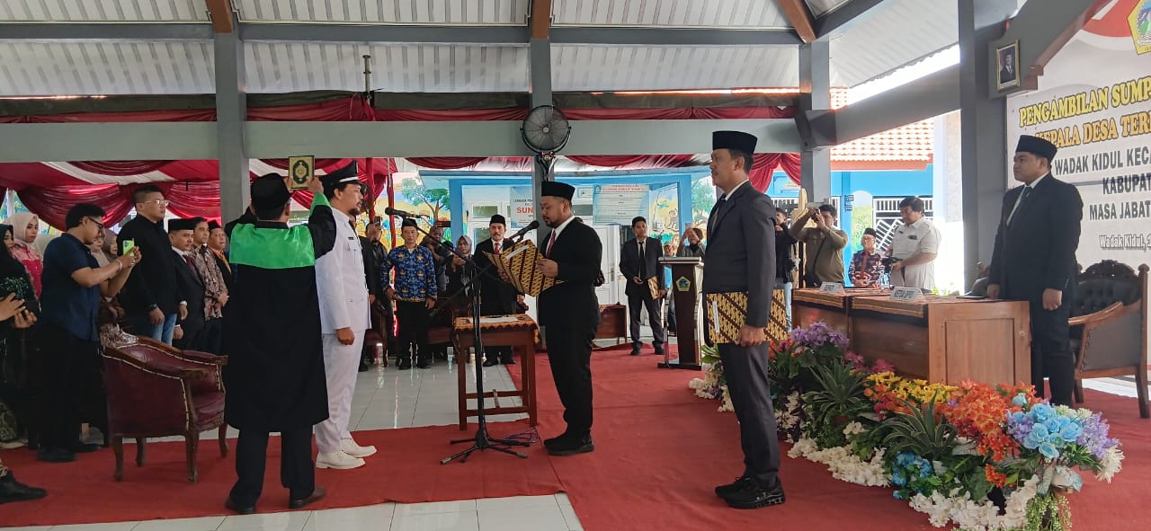 PELANTIKAN : Bupati Gresik Fandi Akhmad Yani saat pelantikan Kades PAW Wadak Kidul, Kecamatan Duduksampeyan, Gresik.