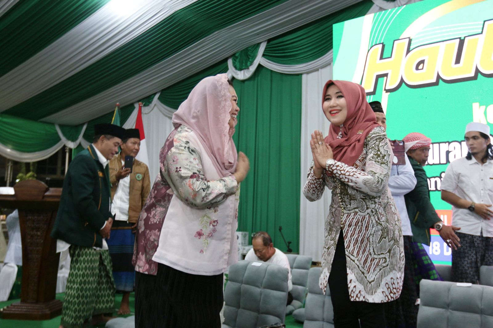 Hadir di tengah-tengah massa, putri Gus Dur, Yenny Wahid, serta Anggota DPD RI Dr. Lia Istifhama.