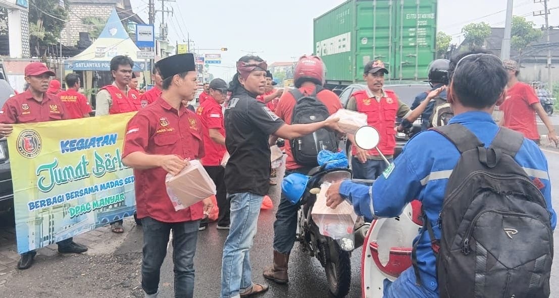 BERBAGI: Sebanyak 1.000 nasi kotak dibagikan kepada pengguna jalan di Manyar, Gresik.