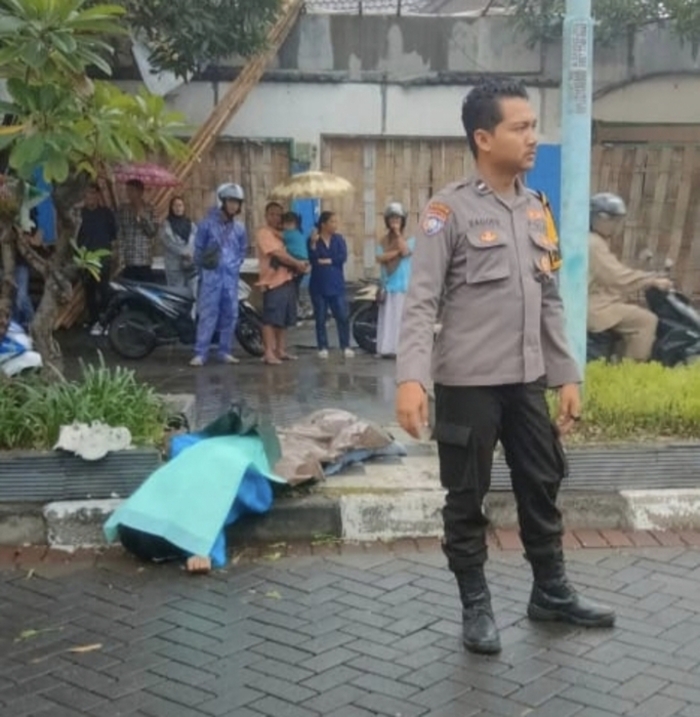 DIEVAKUASI : Anggota Polsek Manyar saat melakukan evakuasi korban kecelakaan di Jalan Raya Kalimantan GKB, Kecamatan Manyar, Gresik.