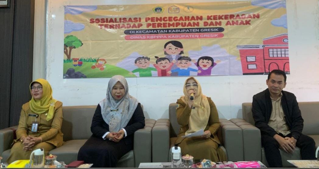 SOSIALISASI : Kepala Dinas KBPPPA Kabupaten Gresik, dr Titik Ernawati saat sosialisasi KDRT di Gresik.