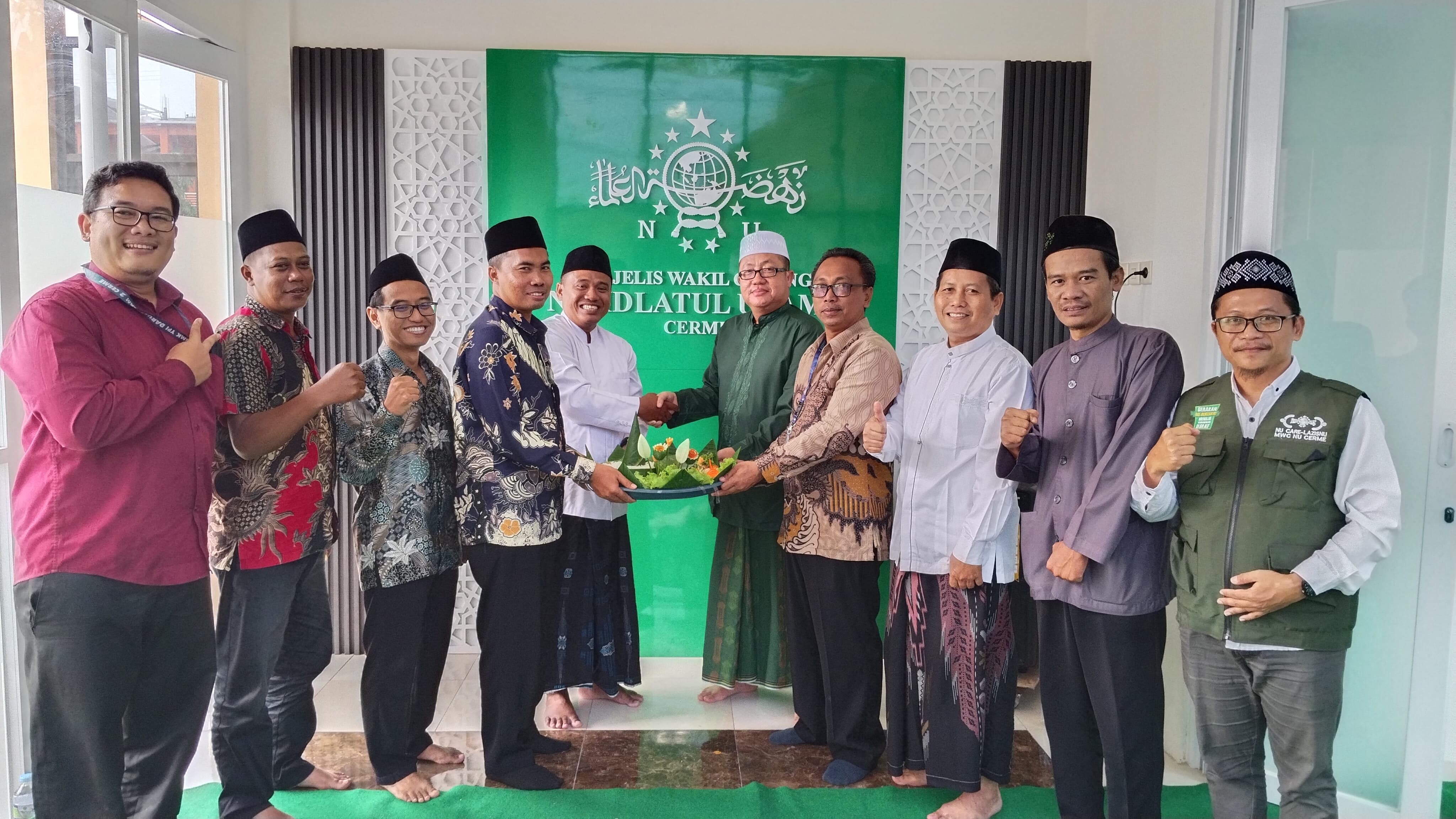 Prosesi tasyakuran peresmian kantor MWCNU Kecamatan Cerme diwarnai potong tumpeng.