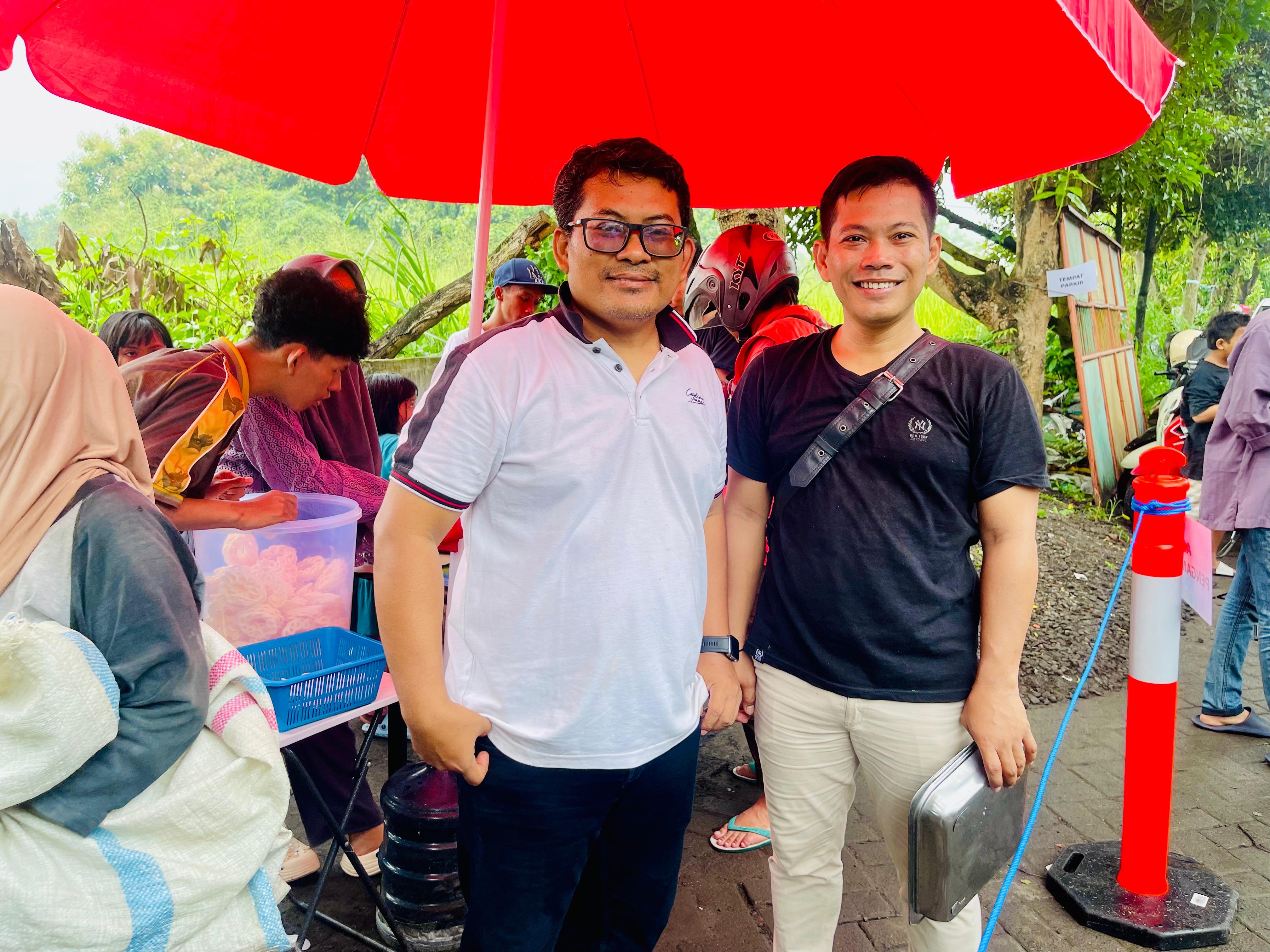 Sinergi : Owner Bakso Kaki Sapi Saiful Latief bersama owner Omah Maduqu Mustik Efendi memberikan sajian gratis kepada warga Gresik dalam Jumat berkah.