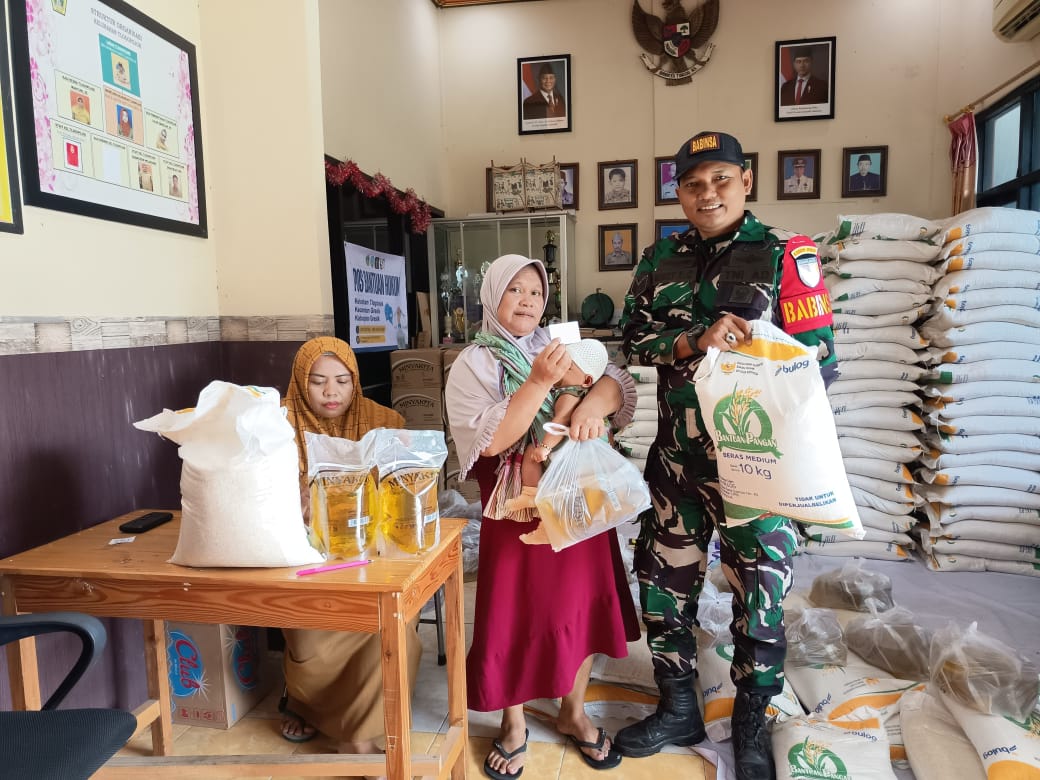 DAMPINGI : Babinsa dampingi penyaluran bantuan pangan KPM di Gresik