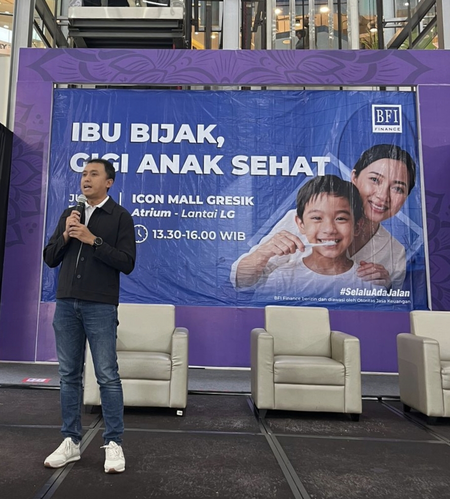 Peduli : Area Manager BFI Finance Surabaya 1, Dimas Bagus Satrio Aji, membuka seminar kesehatan gigi.