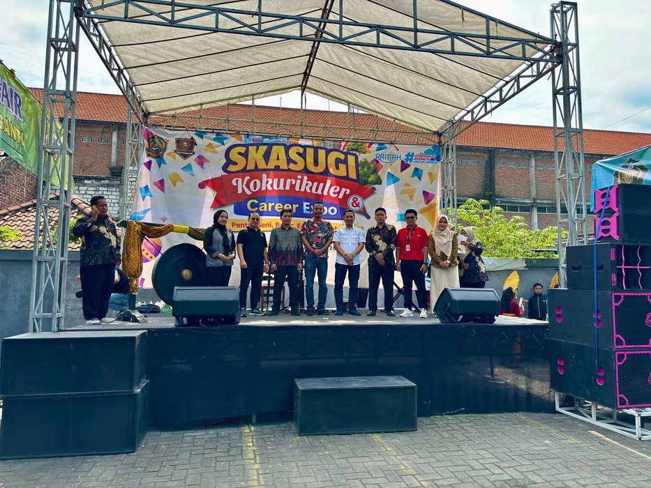 Antusias : Ketua Komisi IV DPRD Gresik, M. Zaifuddin bersama anggota komisi IV Imam Syaifuddin dan Pondra, didampingi Kepala SMK Sunan Giri Menganti Danang Rudiyanto, dan para perwakilan perusahaan.