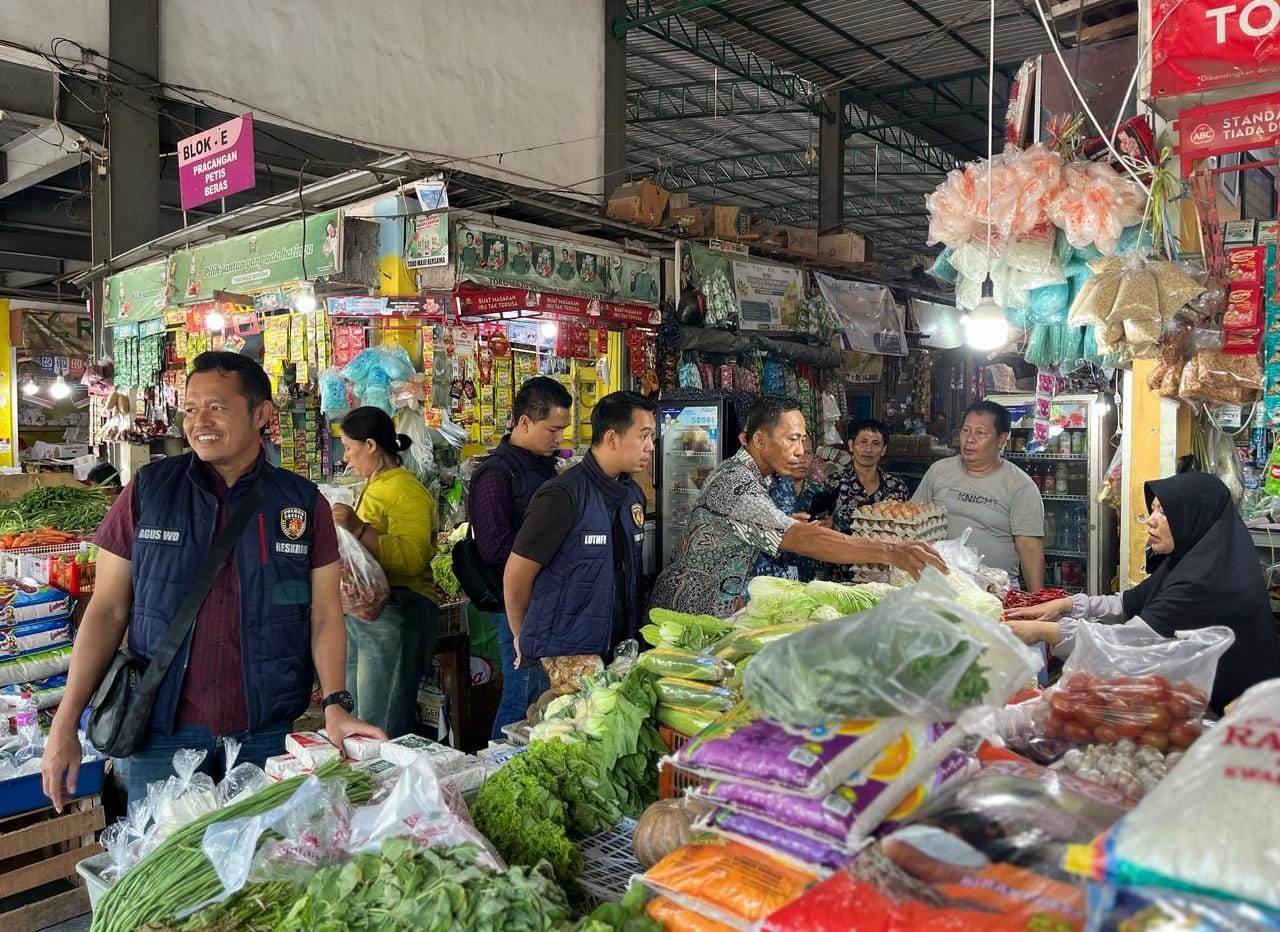 MEMBELI : Para pembeli saat membeli kebutuhan pokok di Pasar Baru Gresik