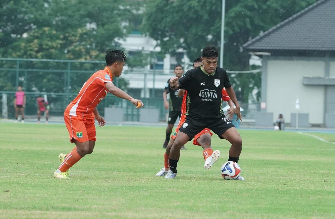 TAK PUAS : Pemain Gresik United tak puas dalam merebut bola dari tim Persekabpas Pasuruan.