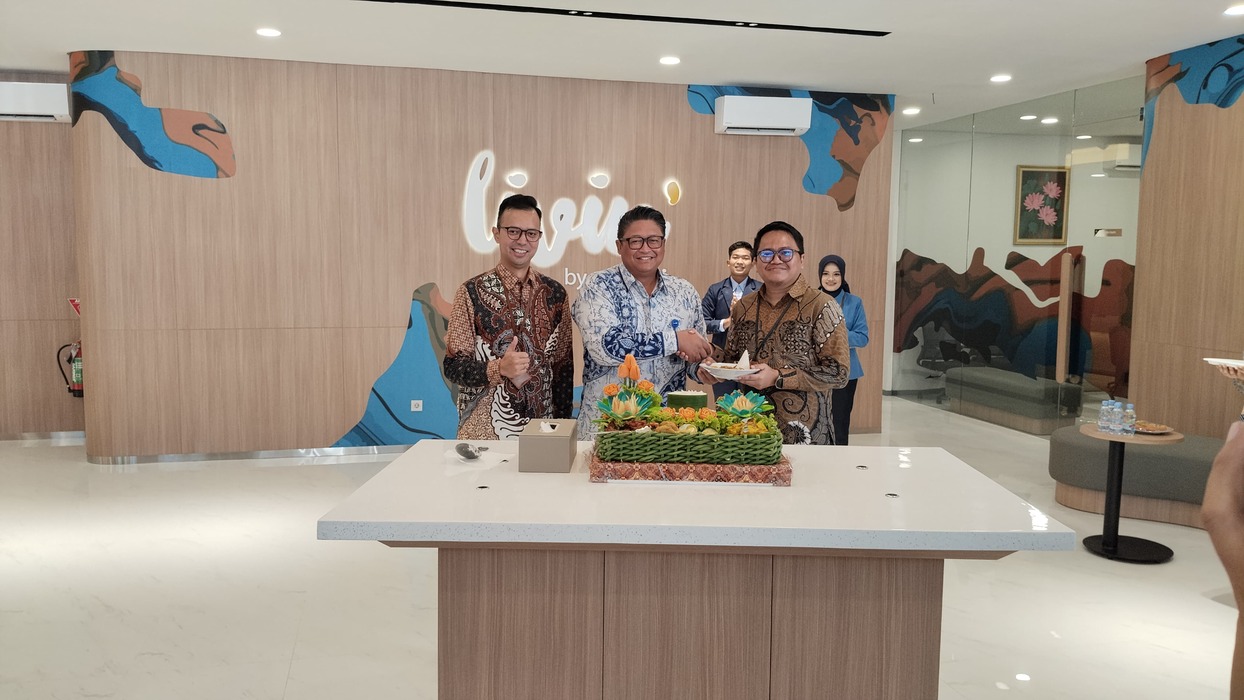 Regional CEO Bank Mandiri Region VIII Jawa 3, M. Ashidiq Iswara didampingi Vice President Bank Mandiri Area Gresik, Rizky David Paulus memberikan potongan tumpeng kepada Kepala Cabang Ahmad Wahyudi.