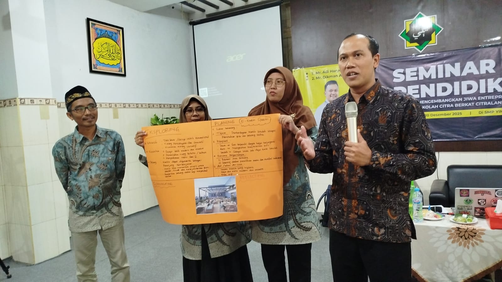 Kepala SMP YIMI, Ainun Naim memaparkan hasil praktek salah satu guru saat seminar entrepreneur.
