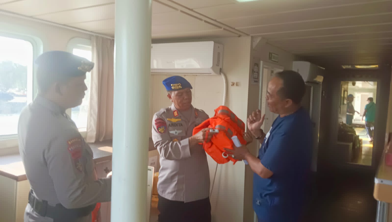 CEK KAPAL : Anggota Satpolairud Polres Gresik dan KSOP saat melakukan pengecekan kelayakan Kapal menjelang libur Nataru.