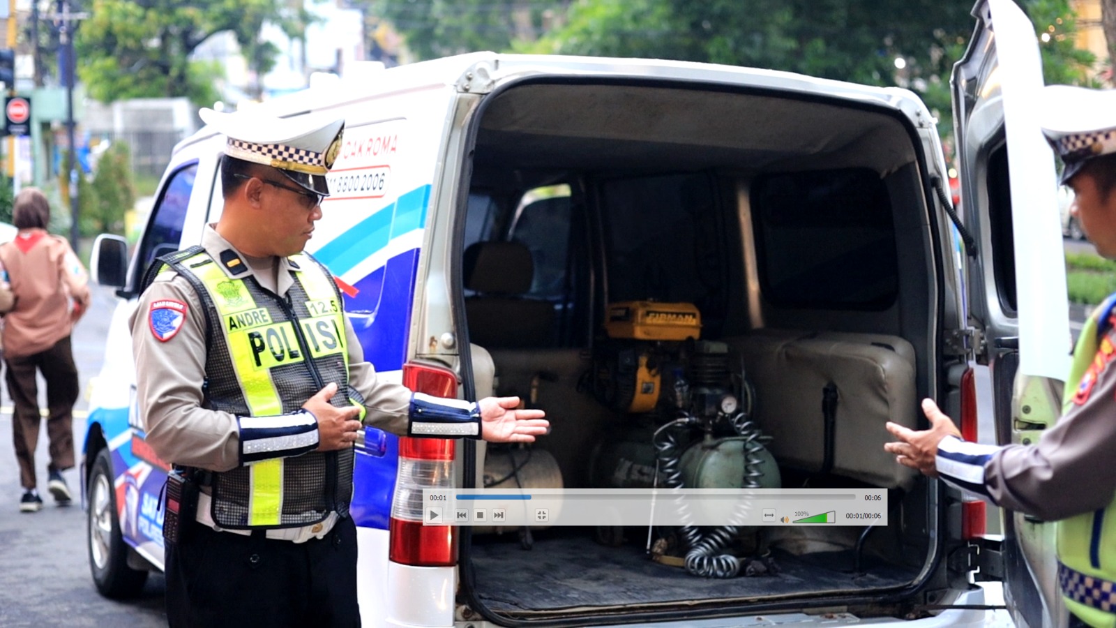 MOBILE : Mobil KELINGAN AMAN milik Satlantas Polres Gresik terus bergerak (mobile) untuk mengantisipasi kendaraan mogok selama masa libur Nataru.