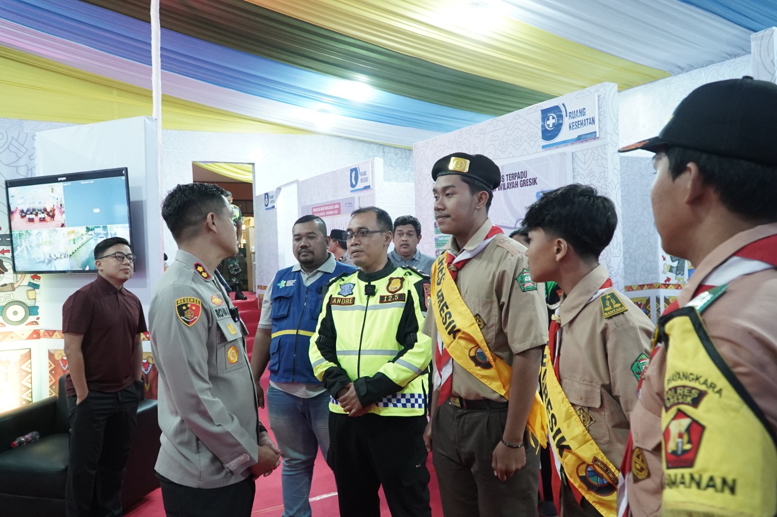 CEK LANGSUNG: Kapolres Gresik AKBP Rovan Richard Mahenu beserta jajaran saat melakukan pengecekan Pos Pelayanan Nataru secara langsung untuk memastikan keamanan di wilayah Kabupaten Gresik.