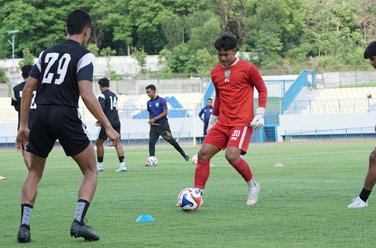 Semangat : Para pemain Gresik United saat menjalani sesi latihan rutin di Stadion Gelora Joko Samudro (Gejos) sebagai persiapan.
