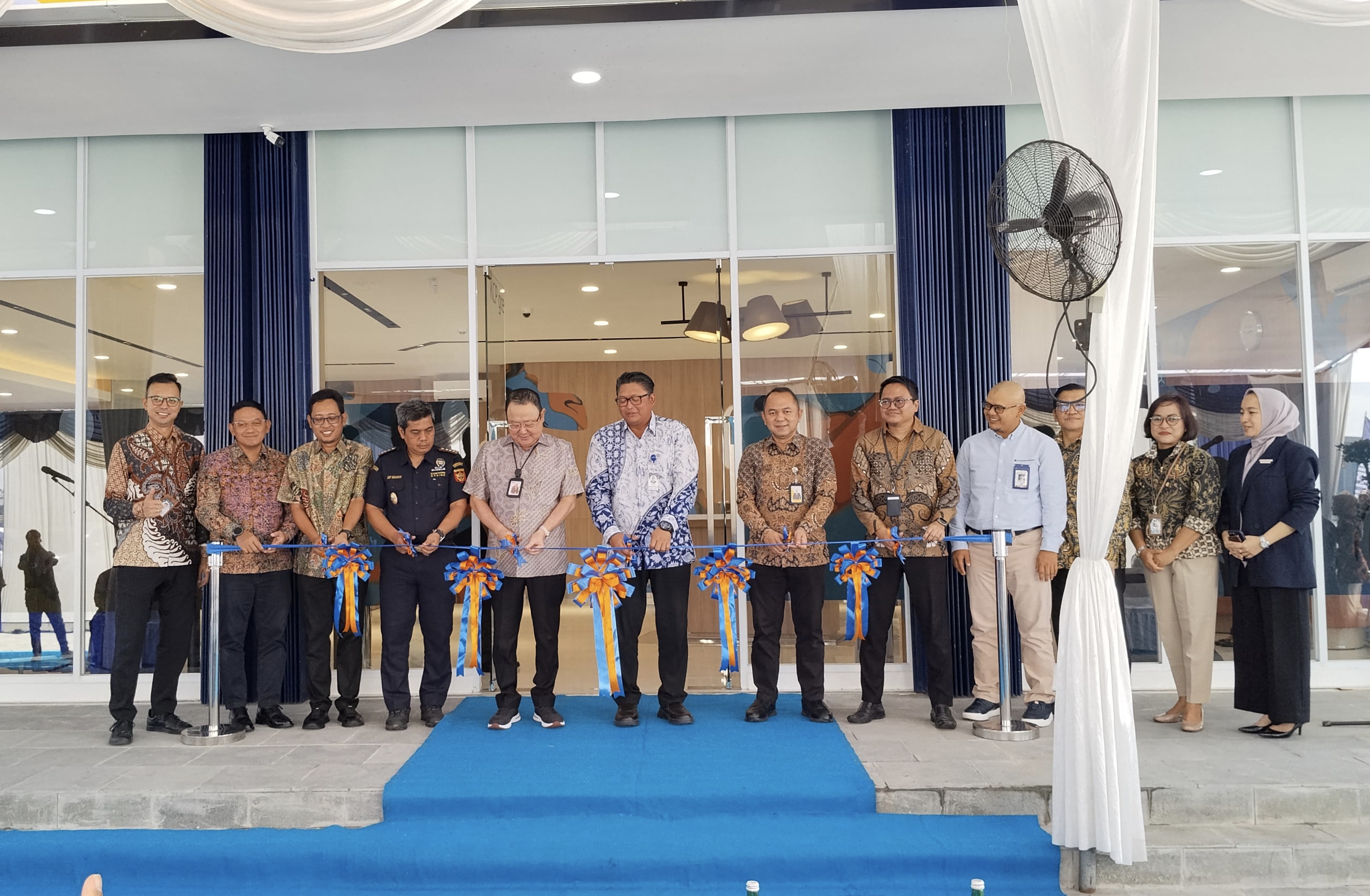 Pemotongan pita oleh Regional CEO Bank Mandiri Region VIII Jawa 3, M. Ashidiq Iswara atau yang akrab disapa Ossy, menandai diresmikannya KCP Gresik JIIPE.