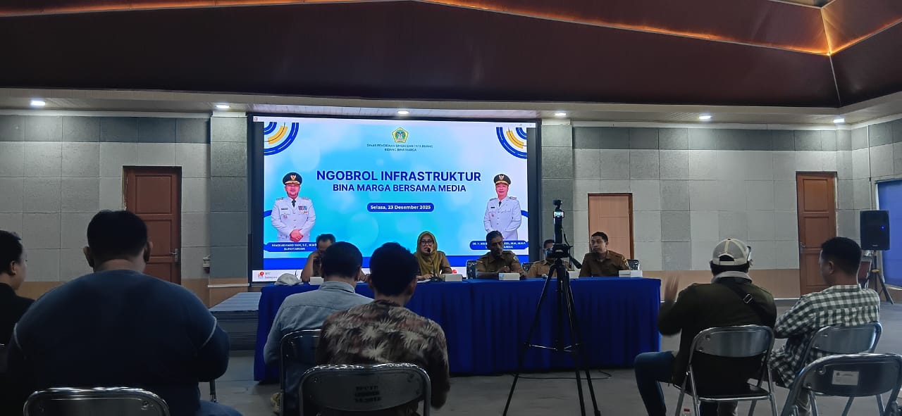 DISKUSI : Kepala DPUTR Gresik, Dhiannita Tri Astuti diskusi terkait infrastruktur jalan di wilayah kabupaten Gresik.