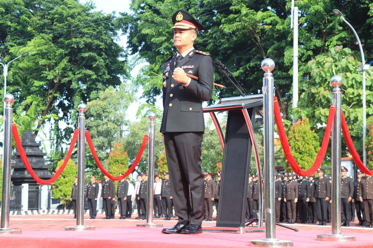 HARI IBU : Kapolres Gresik AKBP Rovan Richard Mahenu saat memberikan amanahnya dalam peringati Hari Ibu ke-97, Polres Gresik Tegaskan Kesetaraan Gender Fondasi Indonesia Emas 2045.