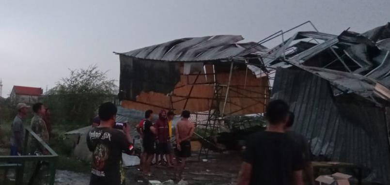 RUSAK : Kondisi salah satu rumah warga di Desa Pandanan, Kecamatan Duduksampeyan, Gresik yang porak-poranda setelah diterjang bencana angin puting beliung.